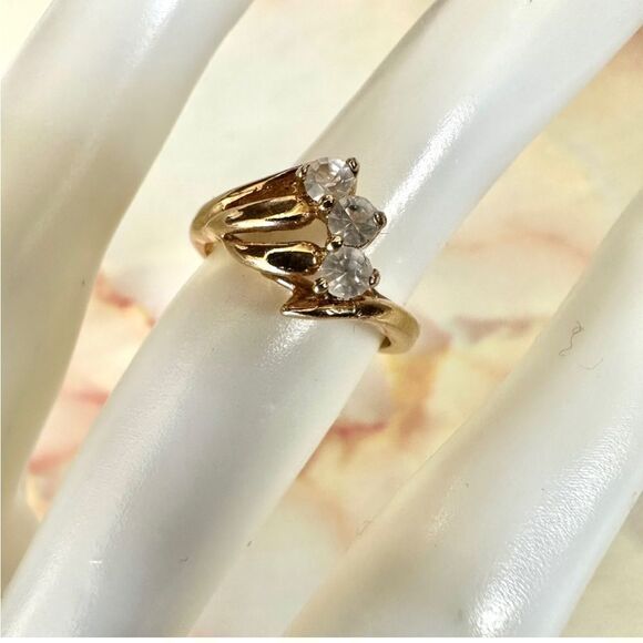 Gold tone rhinestone ring - Picture 5 of 7